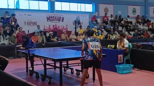 Suasana saat para atlet cabor Tenis meja bertanding, yang ditonton langsung oleh Ketua DPRD NTT, Emilia Nomleni di lapangan tenis meja, Jumat (16/10/2026) malam. Foto: Simon Selly/detikBali