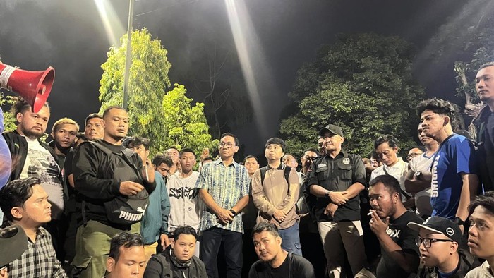 Suasana suporter PSIM Jogja menggeruduk Wisma PSIM, Jumat (16/10/2026)