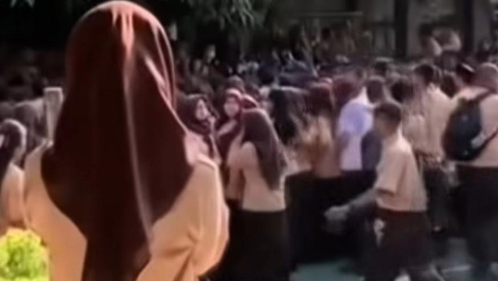 Tangkapan layar sejumlah siswa di SMAN 2 Makassar berkerumun di halaman sekolah diduga terjadi pencabulan seorang oknum guru terhadap siswi.
