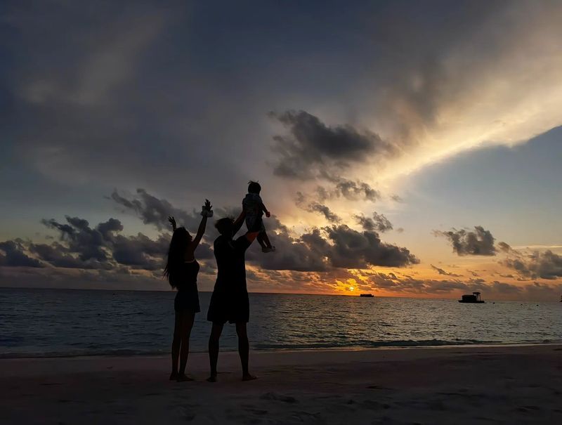 Keluarga Kecil Tao Eks EXO dan Yiyang Tampil Harmonis di Pantai Usai Umumkan Punya Anak (4)