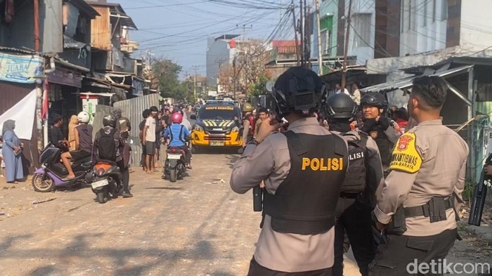 Tawuran kembali terjadi di Jalan Abubakar Lambogo Makassar. Polisi masih berjaga di lokasi.