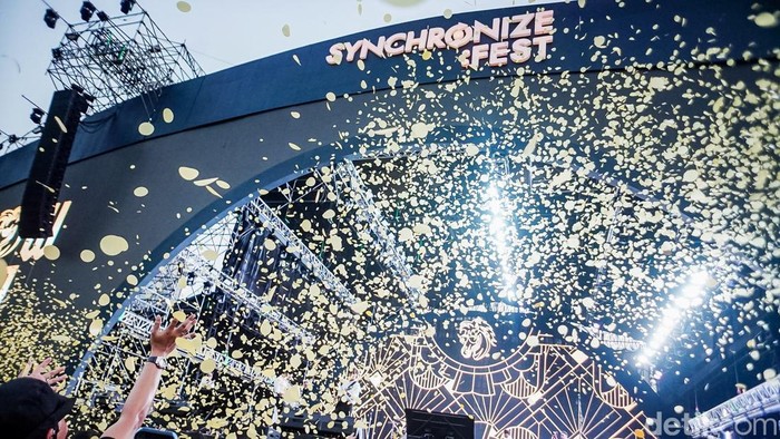 The Changcutes menjadi penampil pembuka di Dynamic Stage Synchronize Fest 2026 yang diselenggarakan di Gambir Expo, Kemayoran, Jakarta Pusat, Jumat (16/10/2026).

Racun Dunia menjadi lagu pembuka The Changcuters di panggung Dynamic Stage.