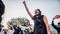 Antusiasme penonton semakin terasa saat band tersebut memainkan lagu Main Serong.