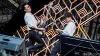 Aksi panggung The Changcuters turut diramaikan oleh Qibil. Gitaris band tersebut memukau penonton melalui permainan solo gitarnya di tengah penampilan.