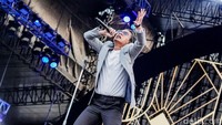 Band asal Bandung itu langsung memanaskan suasana dengan penampilan penuh energi.