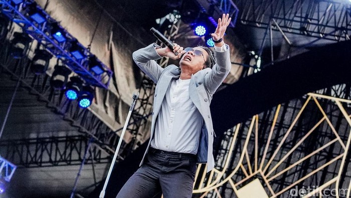 The Changcutes menjadi penampil pembuka di Dynamic Stage Synchronize Fest 2026 yang diselenggarakan di Gambir Expo, Kemayoran, Jakarta Pusat, Jumat (16/10/2026).

Racun Dunia menjadi lagu pembuka The Changcuters di panggung Dynamic Stage.