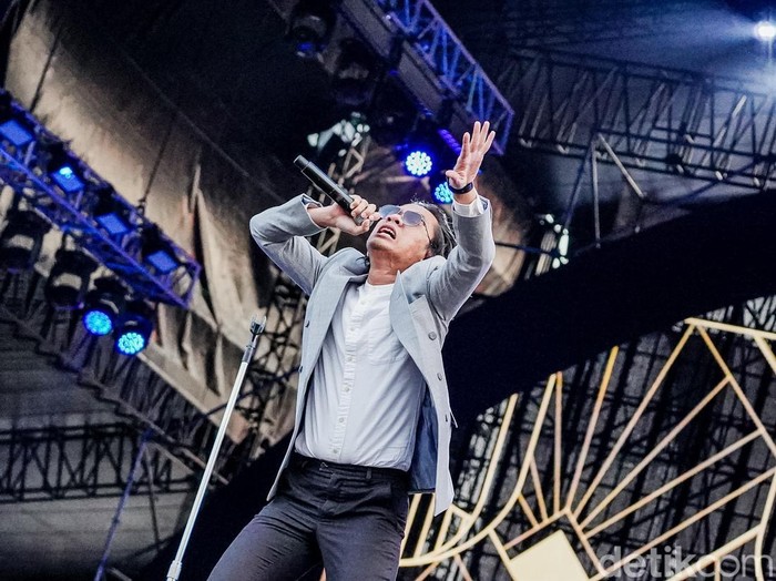 The Changcutes menjadi penampil pembuka di Dynamic Stage Synchronize Fest 2026 yang diselenggarakan di Gambir Expo, Kemayoran, Jakarta Pusat, Jumat (16/10/2026).Racun Dunia menjadi lagu pembuka The Changcuters di panggung Dynamic Stage.