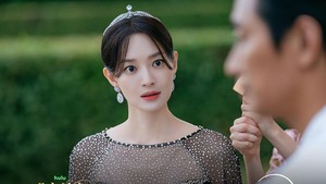 Navier (Shin Min Ah) kelihatan kesal banget sampai melotot gitu ketika berhadapan dengan Sovieshu (Ju Ji Hoon). Gimana gak kesel kalau suaminya direbut perempuan lain? (Foto: dok. Disney+)