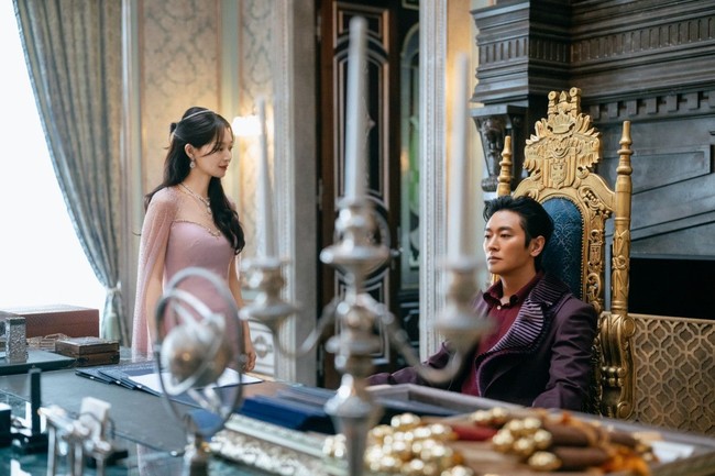 Namun karakter Shin Min Ah menjadi korban perselingkuhan teman masa kecil dan sahabat yang dinikahinya Kaisar Sovieshu, diperankan oleh Ju Ji Hoon. Foto: dok. Disney+