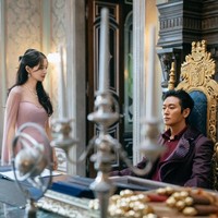 Namun karakter Shin Min Ah menjadi korban perselingkuhan teman masa kecil dan sahabat yang dinikahinya Kaisar Sovieshu, diperankan oleh Ju Ji Hoon. Foto: dok. Disney+