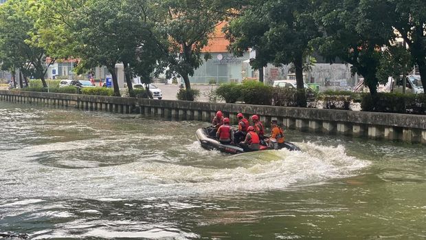 Tim SAR dari Basarnas dan Brimob Polda Metro Jaya mengevakuasi mayat pria yang diduga lompat dan tenggelam di Kalimalang Tim SAR dari Basarnas dan Brimob Polda Metro Jaya mengevakuasi mayat pria yang diduga lompat dan tenggelam di Kalimalang, Jumat (16/10/2026).