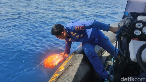 Tim SAR menemukan pelampung dalam operasi pencarian korban kapal tenggelam di TN Komodo, Jumat (16/10/2026).