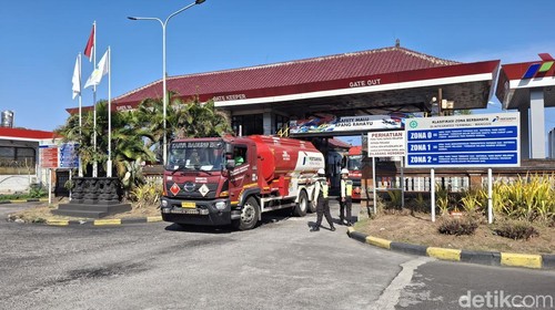 Truk tangki bahan bakar Pertamina di Integrated Terminal (IT) Manggis di Karangasem, Bali, Jumat (16/10/2026).