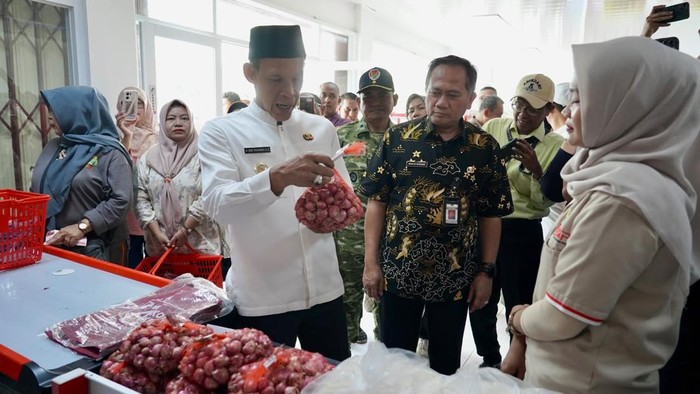 Wakil Bupati Bogor Jaro Ade saat memantau operasional KDKMP Pakansari, Jumat (16/10/2026).