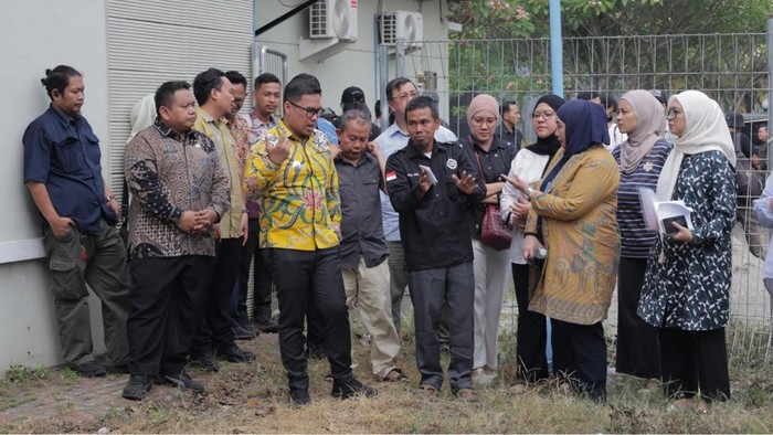 Wakil Wali Kota Tangerang Selatan (Tangsel) Pilar Saga Ichsan bertemu warga dan sejumlah OPD di Perumahan Serpong Lagoon terkait warga alami muntaber (dok Pemkot Tangsel)