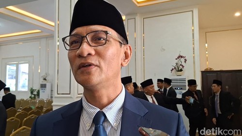 Wali Kota Mataram, Mohan Roliskana, saat diwawancarai usai pelantikan di Pendopo Wali Kota, Jumat (16/10/2026).