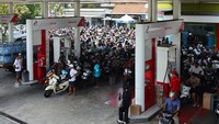 Antrean panjang kendaraan dilaporkan meluas di kawasan Denpasar dan Badung akibat gangguan pada jalur distribusi pasokan BBM regional. REUTERS/Johannes Christo 