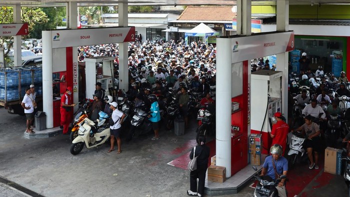 Motorcyclists queue to refuel at state-own petrol station Pertamina amid fuel supply shortage in Badung, Bali, Indonesia, October 15, 2026. REUTERS/Johannes Christo