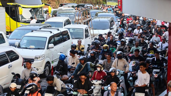 Warga Bali Berburu BBM, Antrean Mengular Berjam-jam Motorcyclists queue to refuel at state-own petrol station Pertamina amid fuel supply shortage in Badung, Bali, Indonesia, October 15, 2026. REUTERS/Johannes Christo
