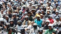 Tingginya konsumsi masyarakat yang dipicu kekhawatiran kehabisan stok Pertalite bersubsidi turut memperpanjang antrean di berbagai SPBU. REUTERS/Johannes Christo 