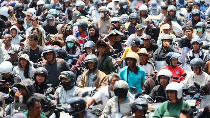 Warga Bali Berburu BBM, Antrean Mengular Berjam-jam Motorcyclists queue to refuel at state-own petrol station Pertamina amid fuel supply shortage in Badung, Bali, Indonesia, October 15, 2026. REUTERS/Johannes Christo