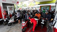 Pemerintah Daerah menegaskan bahwa kondisi ini murni merupakan kendala penyaluran armada dan bukan akibat kelangkaan stok BBM secara nasional. REUTERS/Johannes Christo 