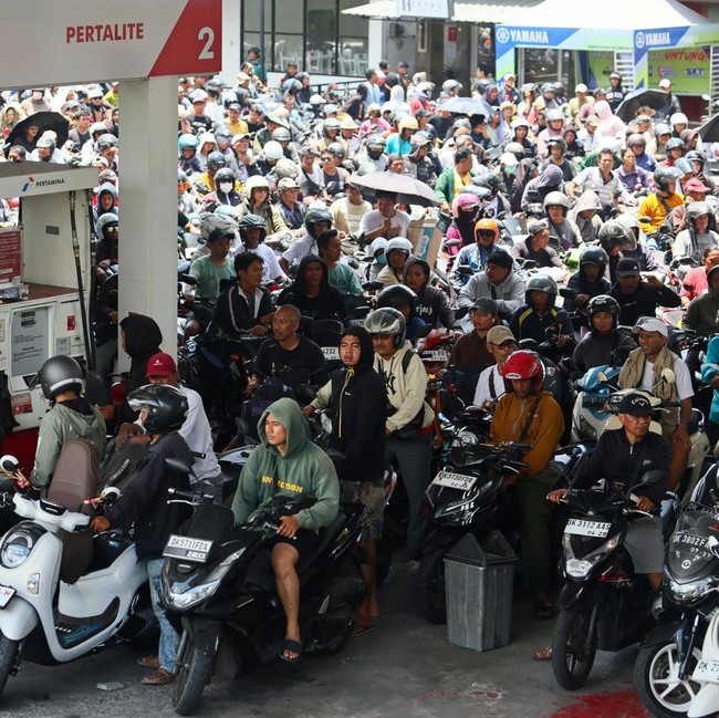 Warga Bali Berburu BBM, Antrean Mengular Berjam-jam