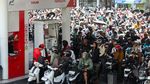 Warga Bali Berburu BBM, Antrean Mengular Berjam-jam