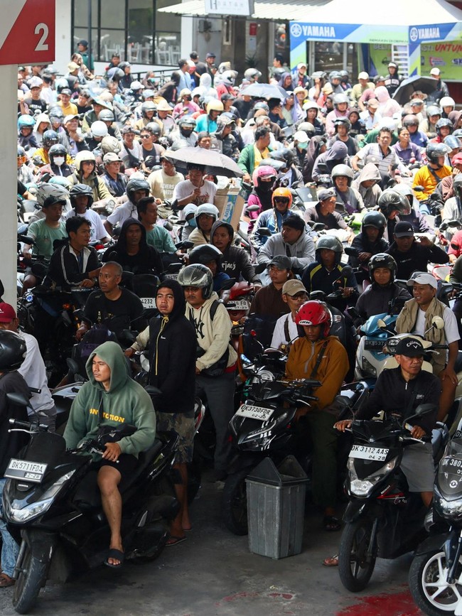 Warga Bali Berburu BBM, Antrean Mengular Berjam-jam