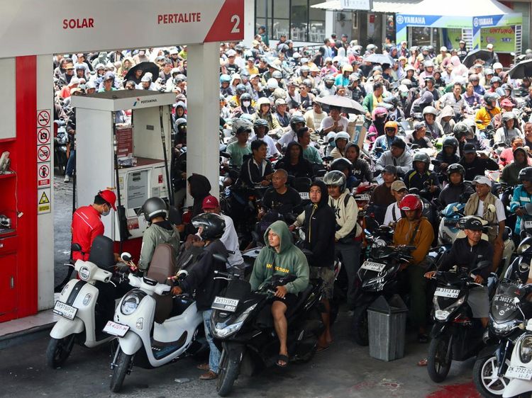Warga Bali Berburu BBM, Antrean Mengular Berjam-jam