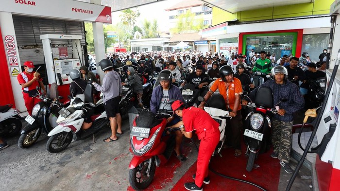 Motorcyclists queue to refuel at state-own petrol station Pertamina amid fuel supply shortage in Badung, Bali, Indonesia, October 15, 2026. REUTERS/Johannes Christo