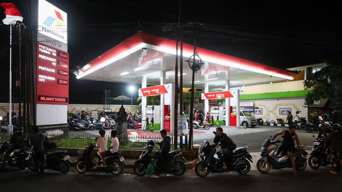 Motorcyclists queue to refuel at state-own petrol station Pertamina amid fuel supply shortage in Badung, Bali, Indonesia, October 15, 2026. REUTERS/Johannes Christo