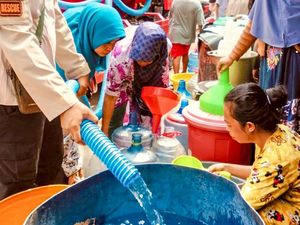 Krisis Air, Warga Selumit Pantai Tarakan Serbu Bantuan Air Bersih