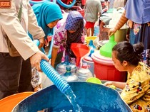 Krisis Air, Warga Selumit Pantai Tarakan Serbu Bantuan Air Bersih