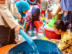 Krisis Air, Warga Selumit Pantai Tarakan Serbu Bantuan Air Bersih