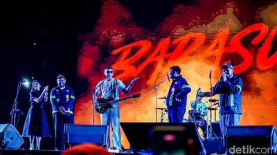 Aksi Barasuara Bawa Isu Karhutla di Panggung Synchronize Fest