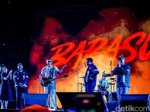 Aksi Barasuara Bawa Isu Karhutla di Panggung Synchronize Fest