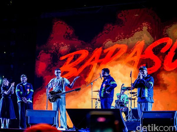 Aksi Barasuara Bawa Isu Karhutla di Panggung Synchronize Fest