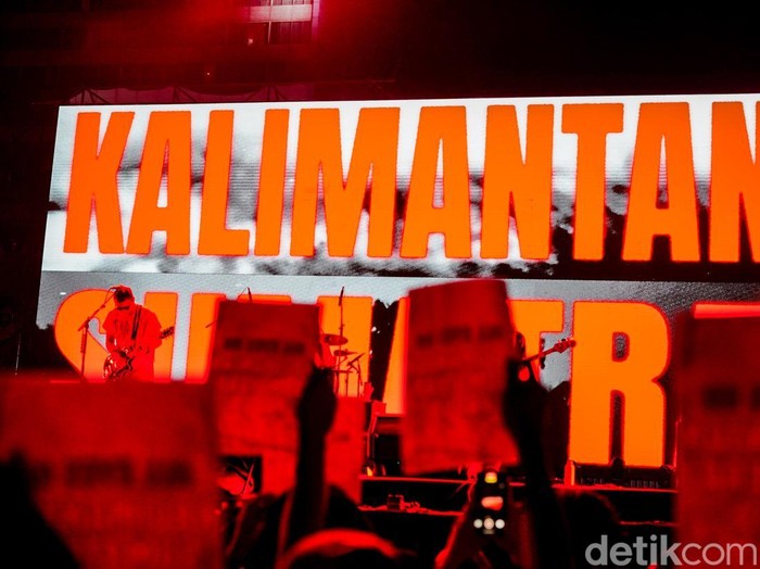 Barasuara menjadi penutup hari pertama Synchronize Festival 2026 di District Stage, Gambir Expo, Kemayoran, Jakarta Pusat, Jumat (16/10/2026).