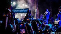 Aksi Barasuara Bawa Isu Karhutla di Panggung Synchronize Fest
