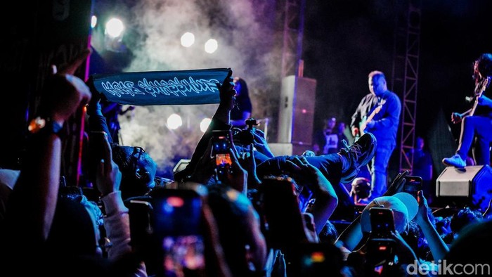 Barasuara menjadi penutup hari pertama Synchronize Festival 2026 di District Stage, Gambir Expo, Kemayoran, Jakarta Pusat, Jumat (16/10/2026).