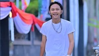 Ya, dia mengembangkan kariernya menjadi aktor. Dia sudah membintangi beberapa judul film, series, dan jadi bintang iklan. (Foto: Instagram @fajarsadboy)