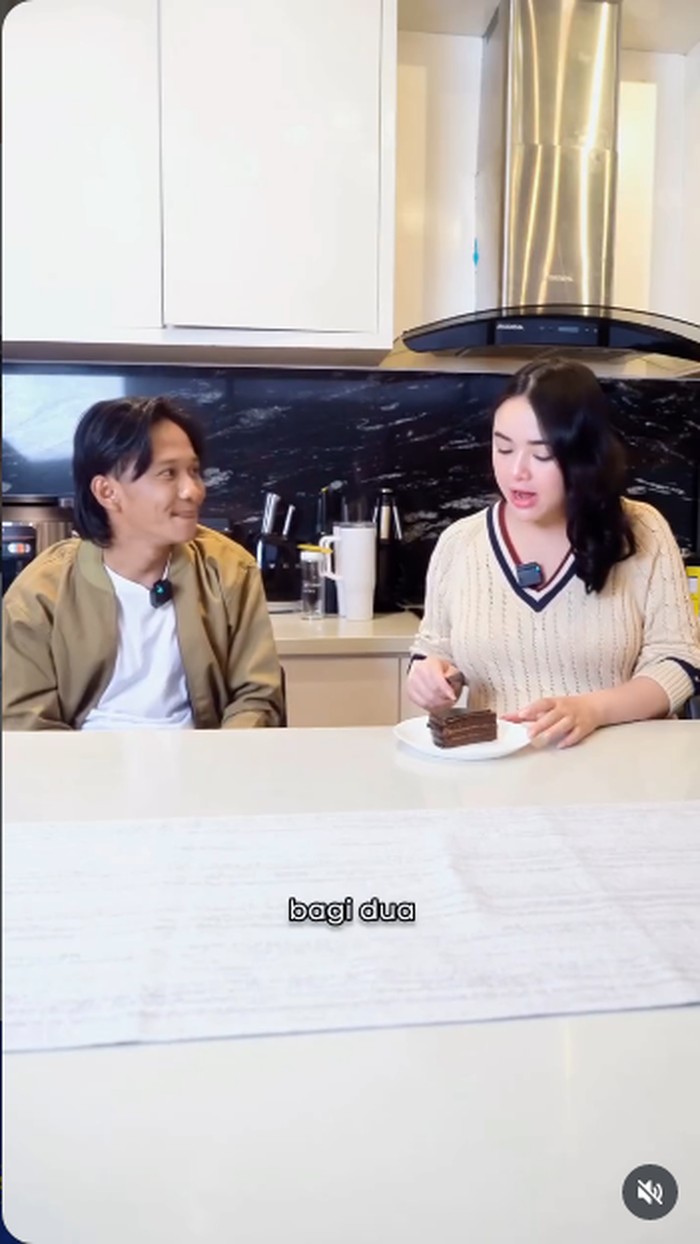 Aksi Kocak Fajar Sadboy Masak Bareng Amanda Manopo hingga Buka Warung Makan