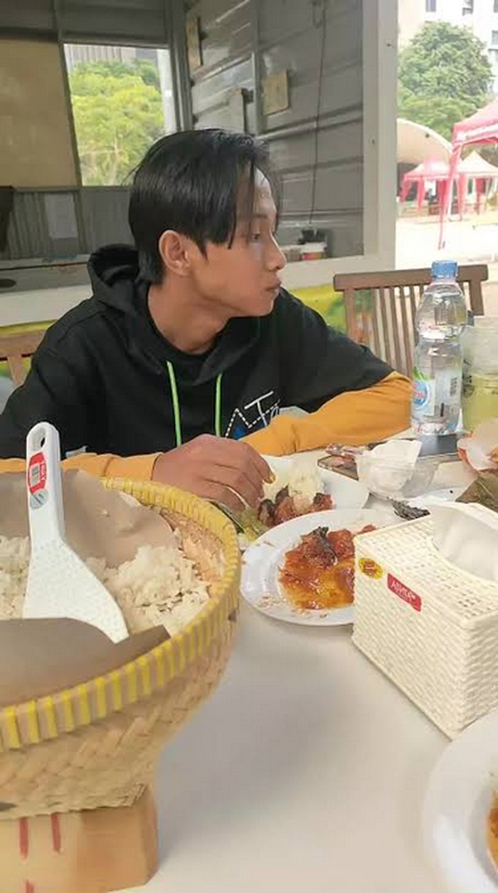 Aksi Kocak Fajar Sadboy Masak Bareng Amanda Manopo hingga Buka Warung Makan