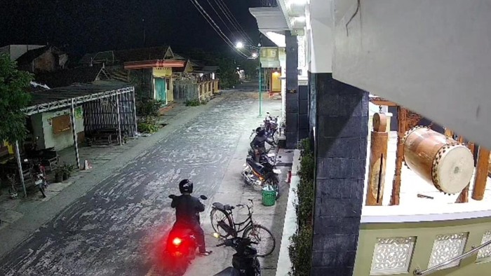 Aksi pencurian motor di Masjid Undaan Kidul, Kudus, terekam kamera CCTV, Sabtu (17/10/2026).