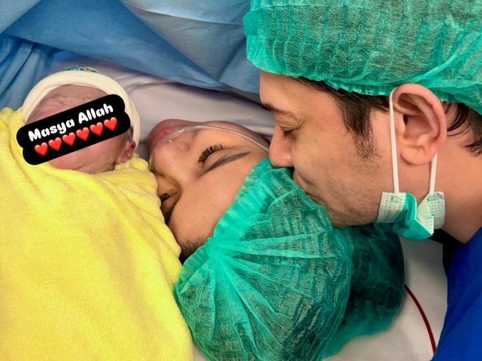 Andrew Andika dampingi Violentina Kaif melahirkan
