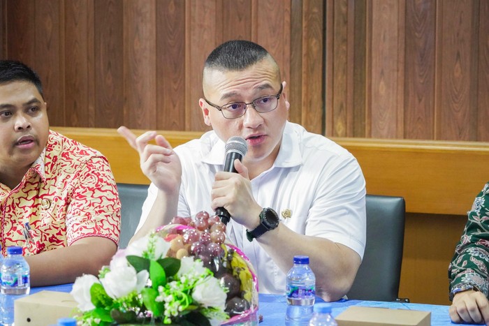 Anggota DPRD DKI Jakarta, Hardiyanto Kenneth Sedang Memberikan Keterangan Kepada Awak Media Tentang Paparan Asap Karhutla di Jakarta. Foto. Dok: DPRD DKI.