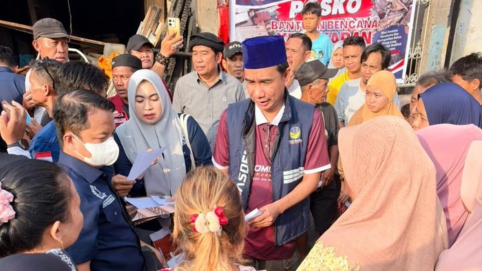 Anggota Komisi III DPR RI Rudianto Lallo menyerahkan bantuan untuk korban kebakaran di Jalan Rappokalling Utara Makassar.
