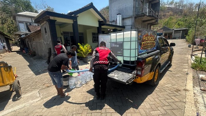 Bantuan air bersih untuk warga Trenggalek