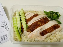 Beli Nasi Ayam Cuma Pakai Mentimun, Wanita Ini Syok Lihat Harganya!